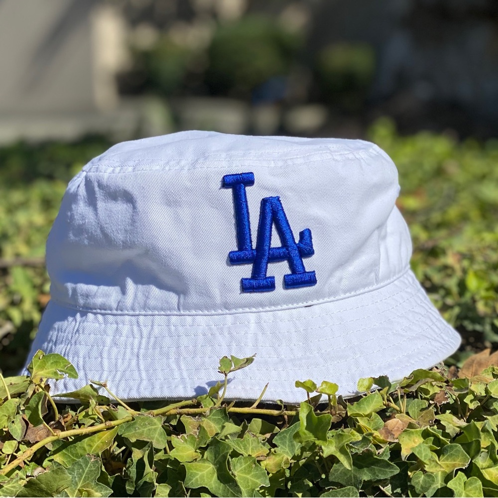 White Los Angeles bucket hat with royal